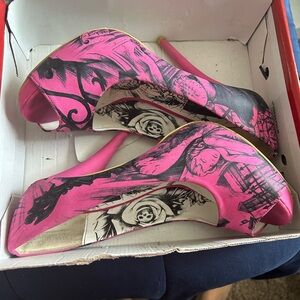 Used Justfab Pink and Black Heels👠👠